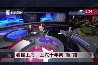 老本领没丢？卡拉格拿着话筒秀了把头球解围